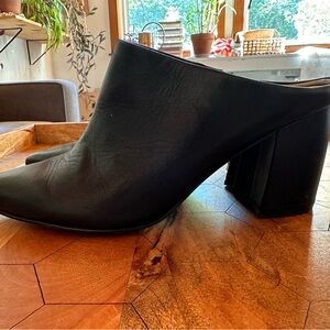 Marc Fisher Mfragni Pointed Slip On Mule size 8 Leather Upper. Worn once. 40$